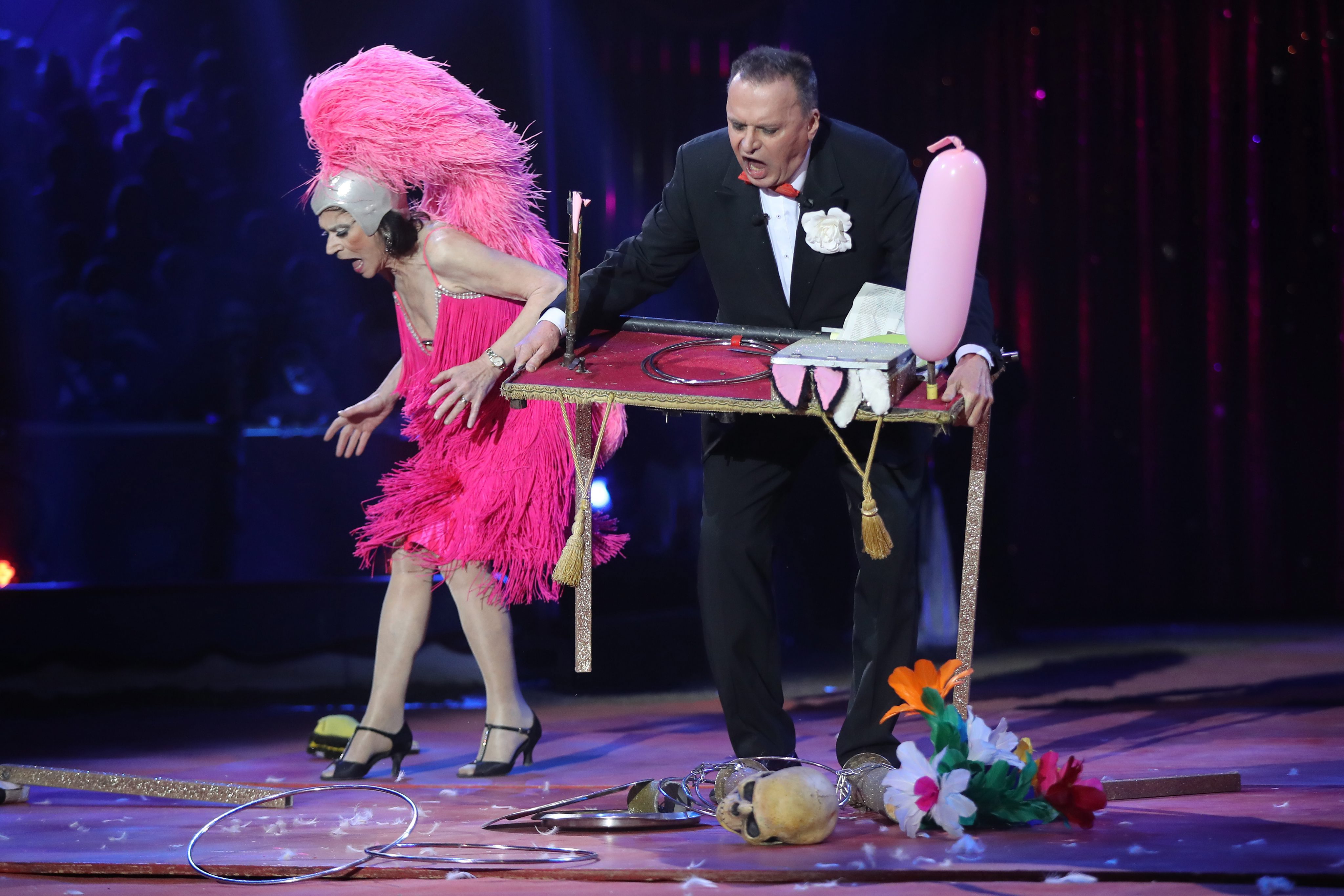 Повече от 120 циркови артисти от цял свят участват на Международния цирков фестивал в Монте Карло, който се провежда за 41-ви път. Фестивалът ежегодно привлича хиляди зрители, желаещи да видят уникалните изпълнения от някои от най-добрите треньори клоуни, жонгльори в света, съобщава Ruptly TV. Кралското семейство на Монако, които са известни с тяхната любов и подкрепа за цирково изкуство, също бяха сред присъстващите на голямото събитие във вторник (24 януари).