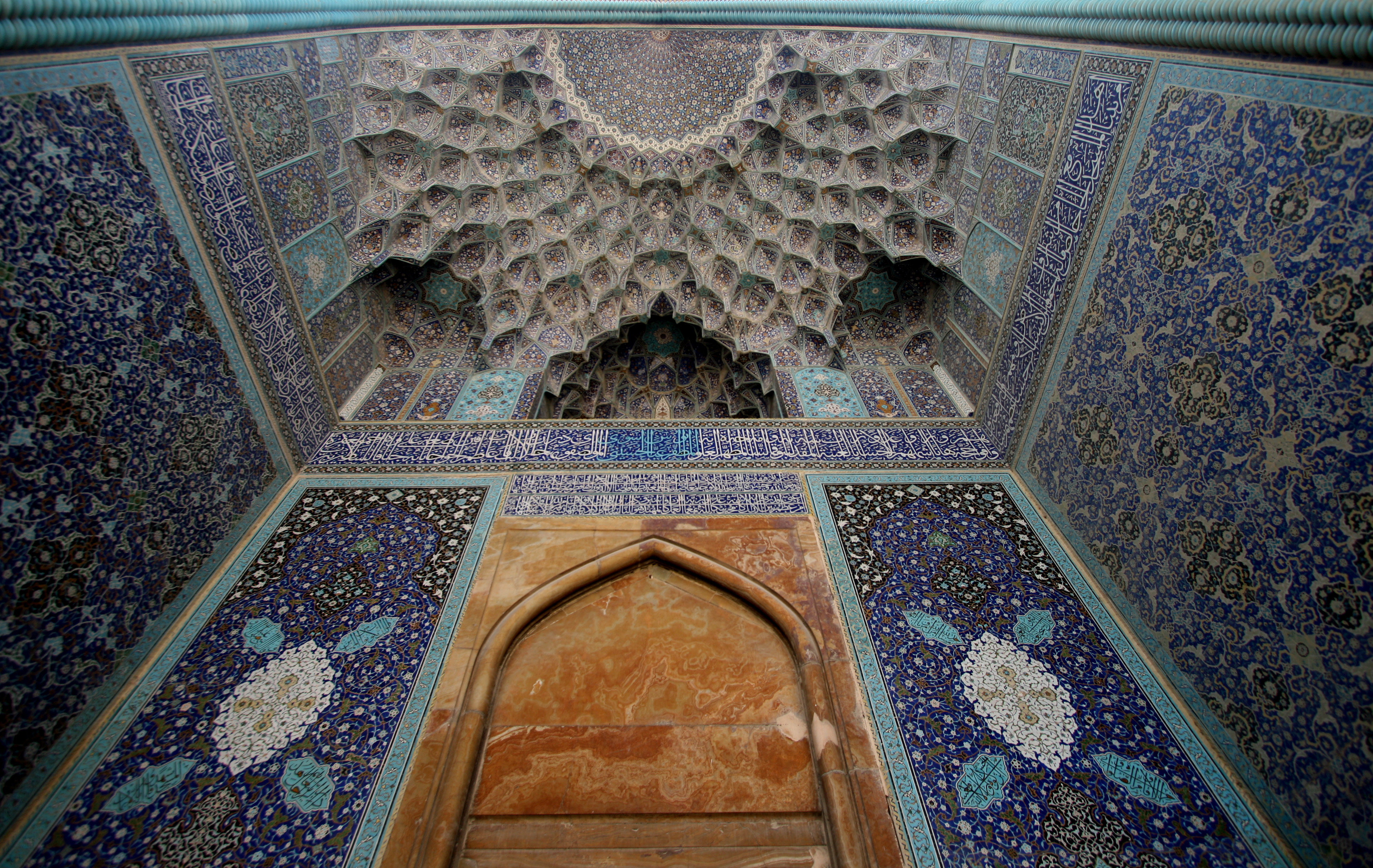 Шахската или Имамската джамия<br />
Най-голямата джамия в Исфахан. Строителството ѝ започнало през 1611 по заповед на шах Абас I Велики и свършило през 1641. Украсена е с уникални картини, мозайки и орнаменти по стените. Общата площ на джамията е 20 000 m2. Височината на минарето е 42 m, а на главния купол - 52 m, което я прави най-високата сграда в Исфахан. Най-голям туристически интерес привлича уникалната акустика на джамията: конструкцията на стените позволява човек да може да слуша шепот на противоположния ъгъл на сградата.