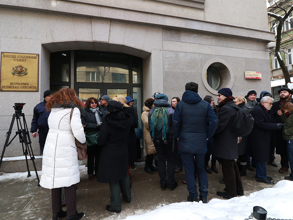 Вторият протест в рамките на месец и половина на най-натоварения съд - Софийския районен съд, събра 30-40 магистрати и от градския съд, както и граждани пред сградата на Висшия съдебен съвет.