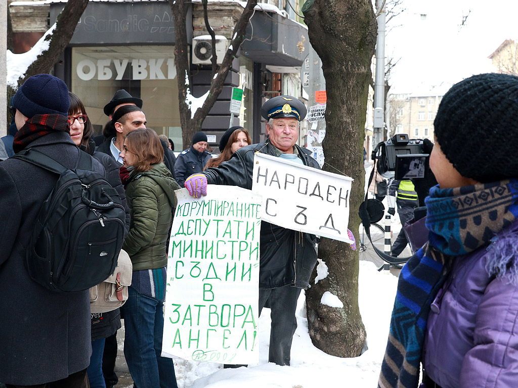 Вторият протест в рамките на месец и половина на най-натоварения съд - Софийския районен съд, събра 30-40 магистрати и от градския съд, както и граждани пред сградата на Висшия съдебен съвет.