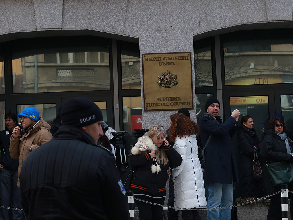 Вторият протест в рамките на месец и половина на най-натоварения съд - Софийския районен съд, събра 30-40 магистрати и от градския съд, както и граждани пред сградата на Висшия съдебен съвет.