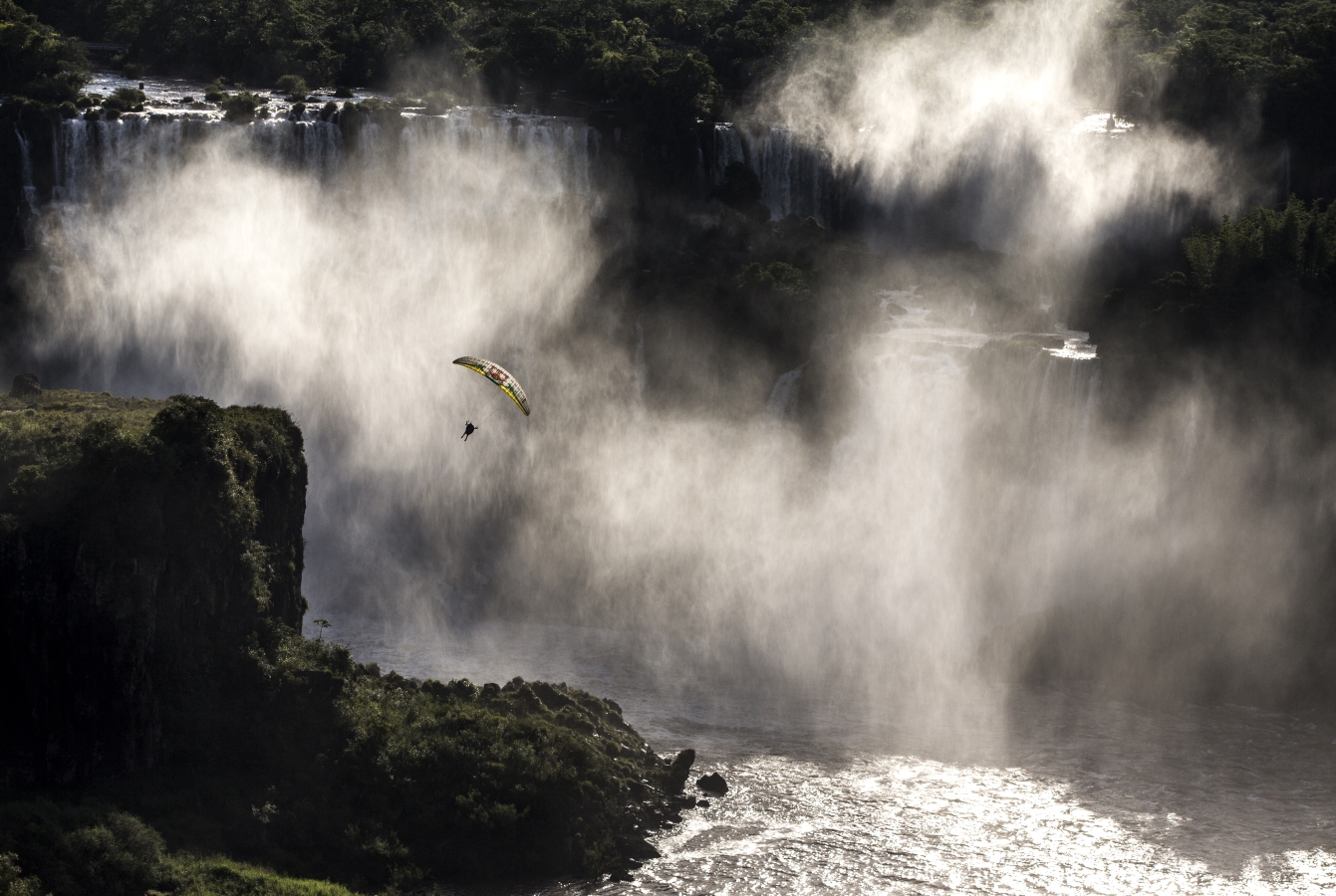 Рафаел Гоберна с парапланер над водопада Игуасу