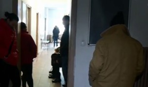 Болни деца чакат пред лекарски кабинет при 0 градуса