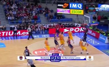 Страхотна забивка срещу Барса вдигна феновете на Баскония