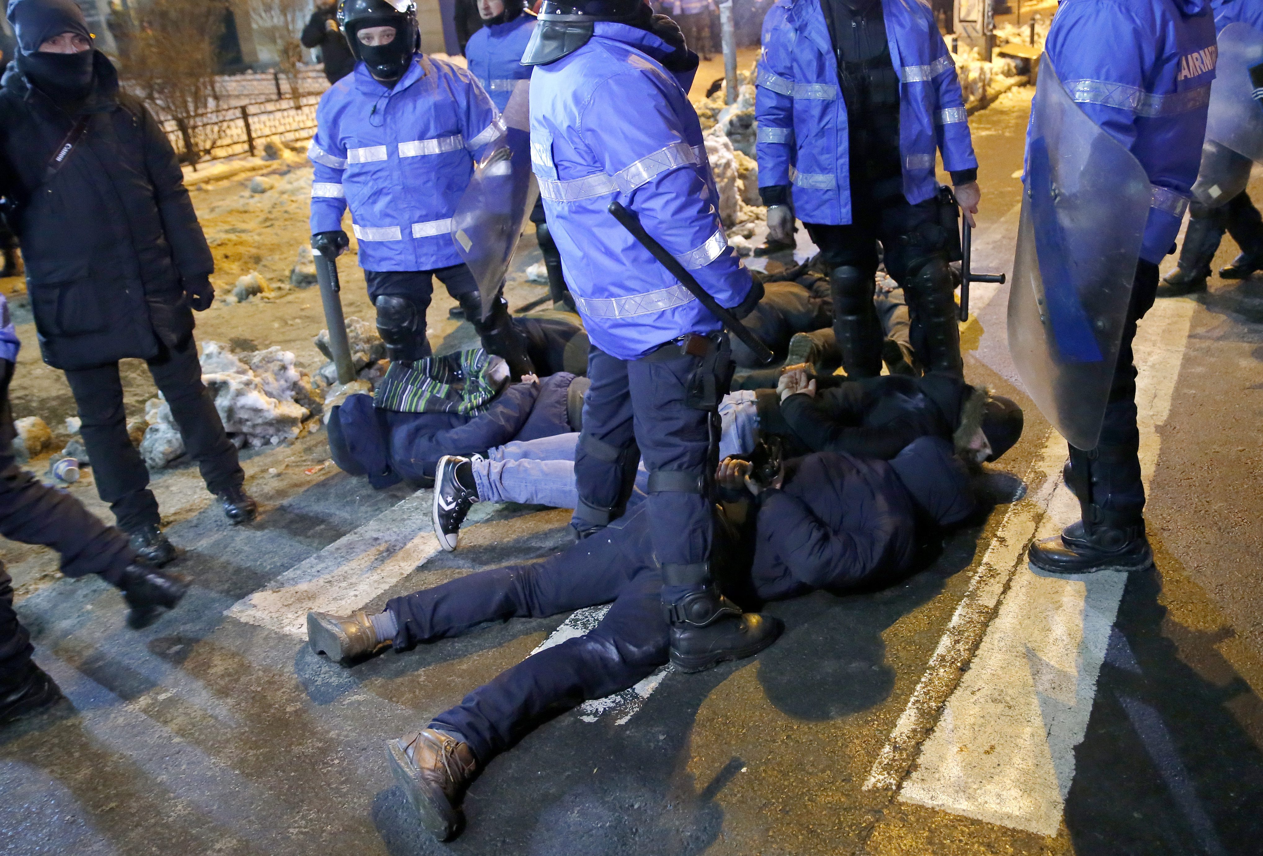 Протестиращите влязоха в свирепи сблъсъци с полицията в Букурещ в сряда вечерта, след ден на огромни, но мирни демонстрации срещу промени в наказателния кодекс, който ще смекчат антикорупционното законодателство в страната и ще позволят амнистиране на политиците в затвора