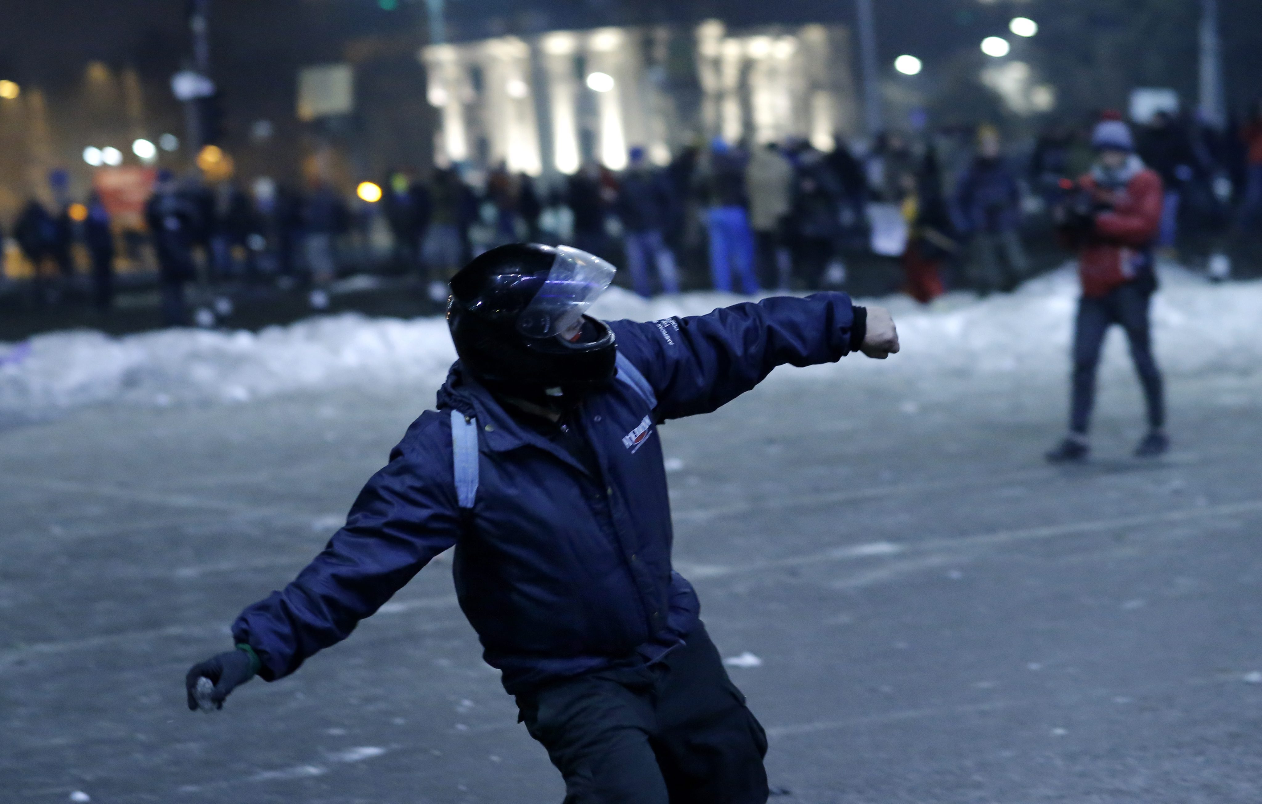 Протестиращите влязоха в свирепи сблъсъци с полицията в Букурещ в сряда вечерта, след ден на огромни, но мирни демонстрации срещу промени в наказателния кодекс, който ще смекчат антикорупционното законодателство в страната и ще позволят амнистиране на политиците в затвора