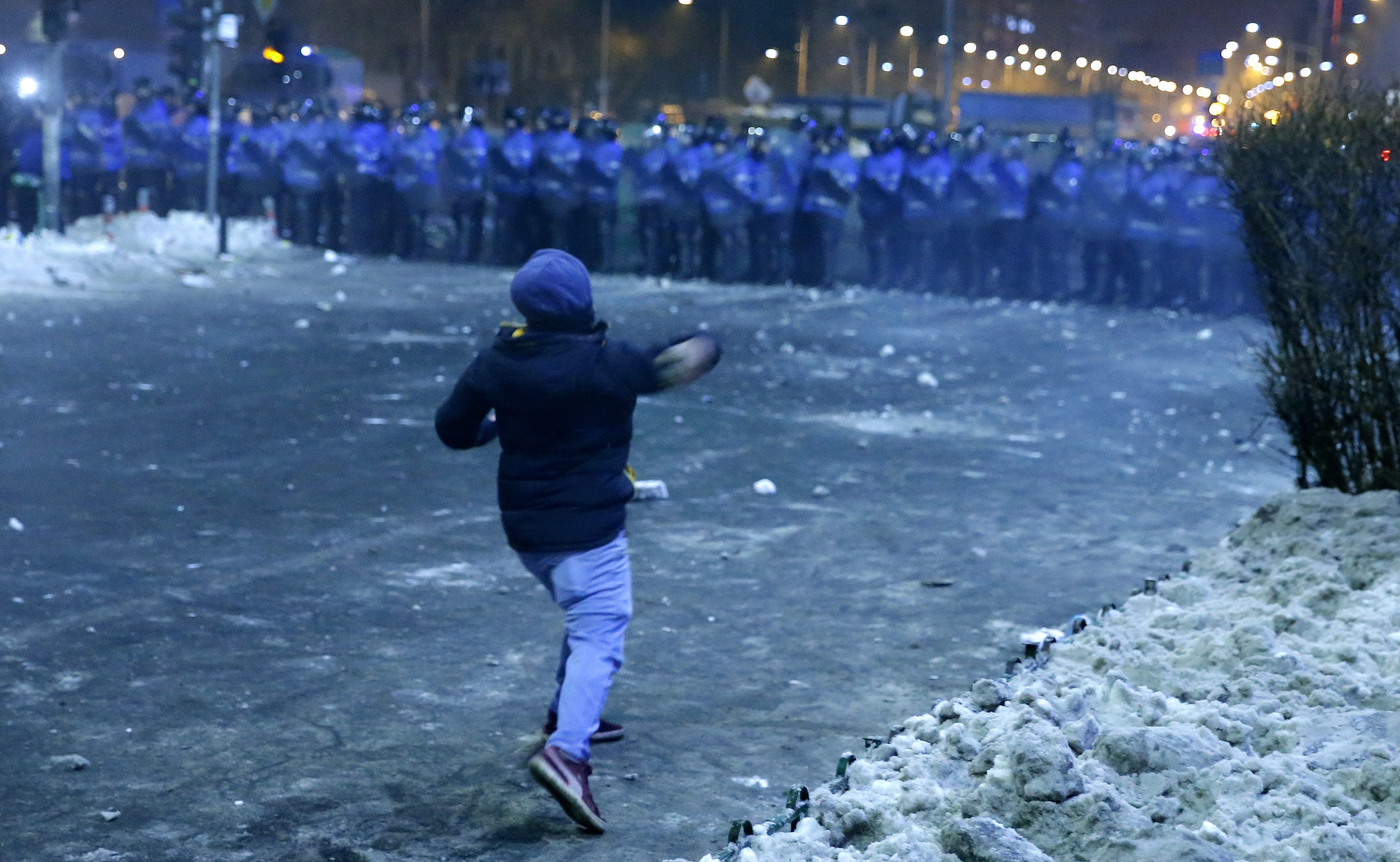 Протестиращите влязоха в свирепи сблъсъци с полицията в Букурещ в сряда вечерта, след ден на огромни, но мирни демонстрации срещу промени в наказателния кодекс, който ще смекчат антикорупционното законодателство в страната и ще позволят амнистиране на политиците в затвора