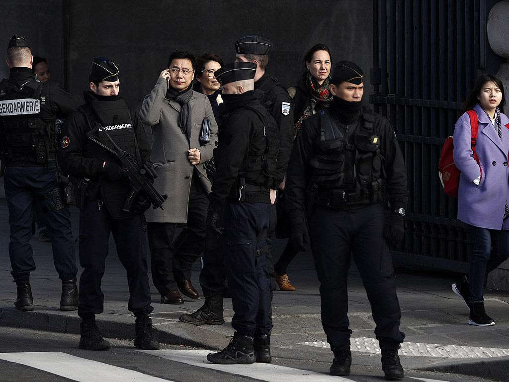 Френското министерство на вътрешните работи съобщи за „сериозен инцидент, свързан с обществената сигурност" в района на Лувъра
