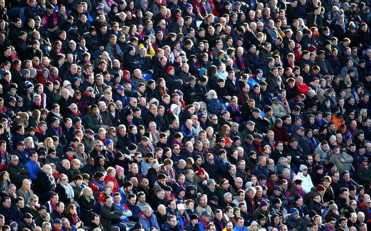 Фен се опита да нокаутира футболист на Палас, арестуваха го