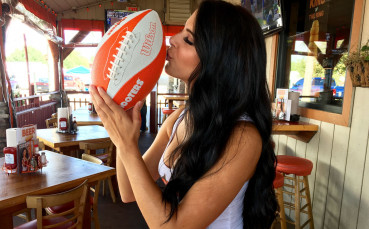 facebook.com/hooters/