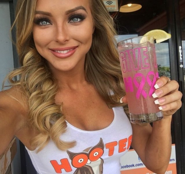 Момичетата на Hooters1