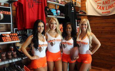 facebook.com/hooters/