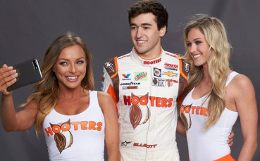 facebook.com/hooters/