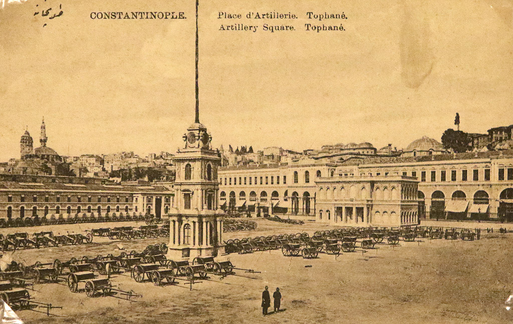 Артилерийския площад Топхане в Истанбул
