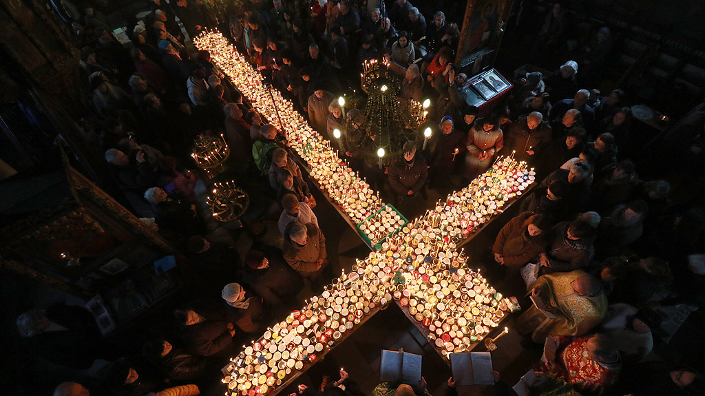 Ритуалът за освещаване на мед в катедралния храм "Въведение Богородично" в Благоевград. Бурканчетата, донесени за освещаване са подредени според утвърдилия се през годините обичай върху маси под формата на кръст със свещи върху всяко от тях. Свещите се запалват след празничната Света литургия и в центъра на храма засиява огромен огнен кръст.