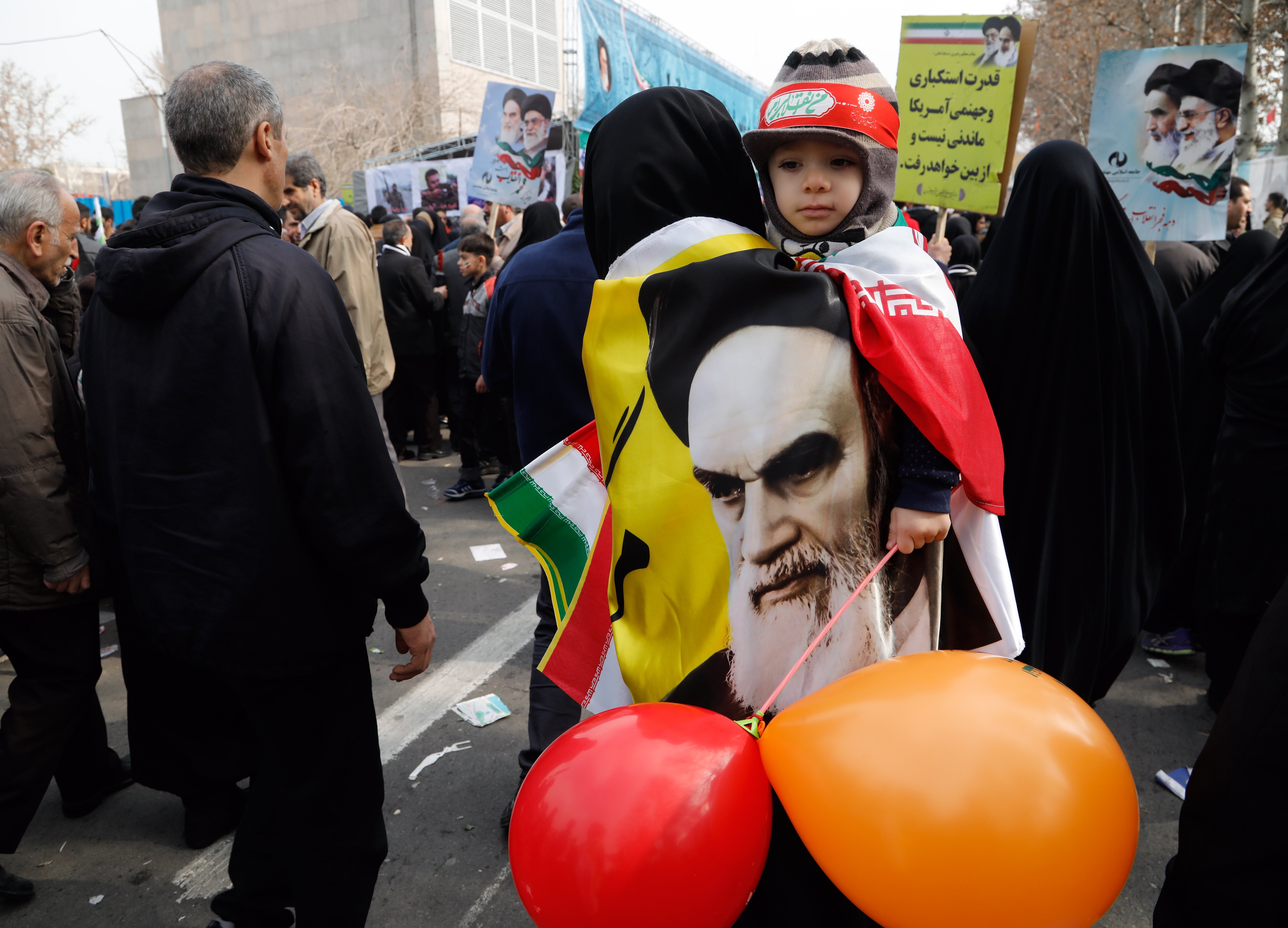 Стотици хиляди иранци се събраха на митинг в петък, за да се закълнат във вярност към духовното ръководство на страната