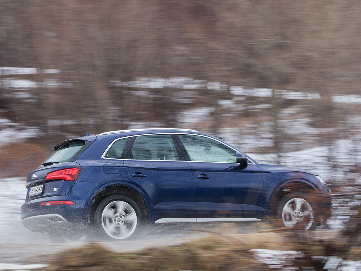 Audi Q5 е постигнал вътрешен баланс. Не е толкова огромен и крещящ като Q7, но предлага всичко най-добро от него, при това на по-ниска цена, с по-малко вътрешно пространство естествено, но вече и с въздушно окачване. И този прекрасен интериор.