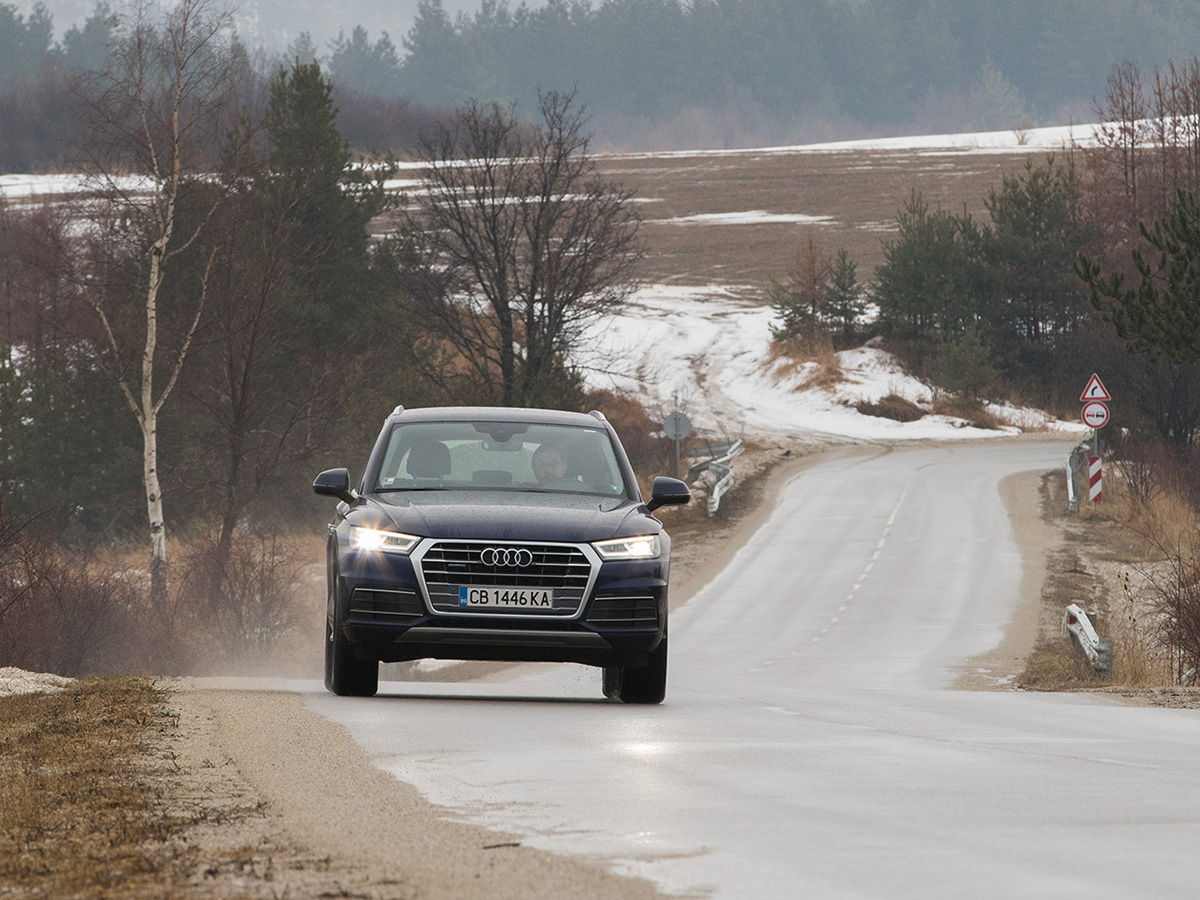 Audi Q5 е постигнал вътрешен баланс. Не е толкова огромен и крещящ като Q7, но предлага всичко най-добро от него, при това на по-ниска цена, с по-малко вътрешно пространство естествено, но вече и с въздушно окачване. И този прекрасен интериор.