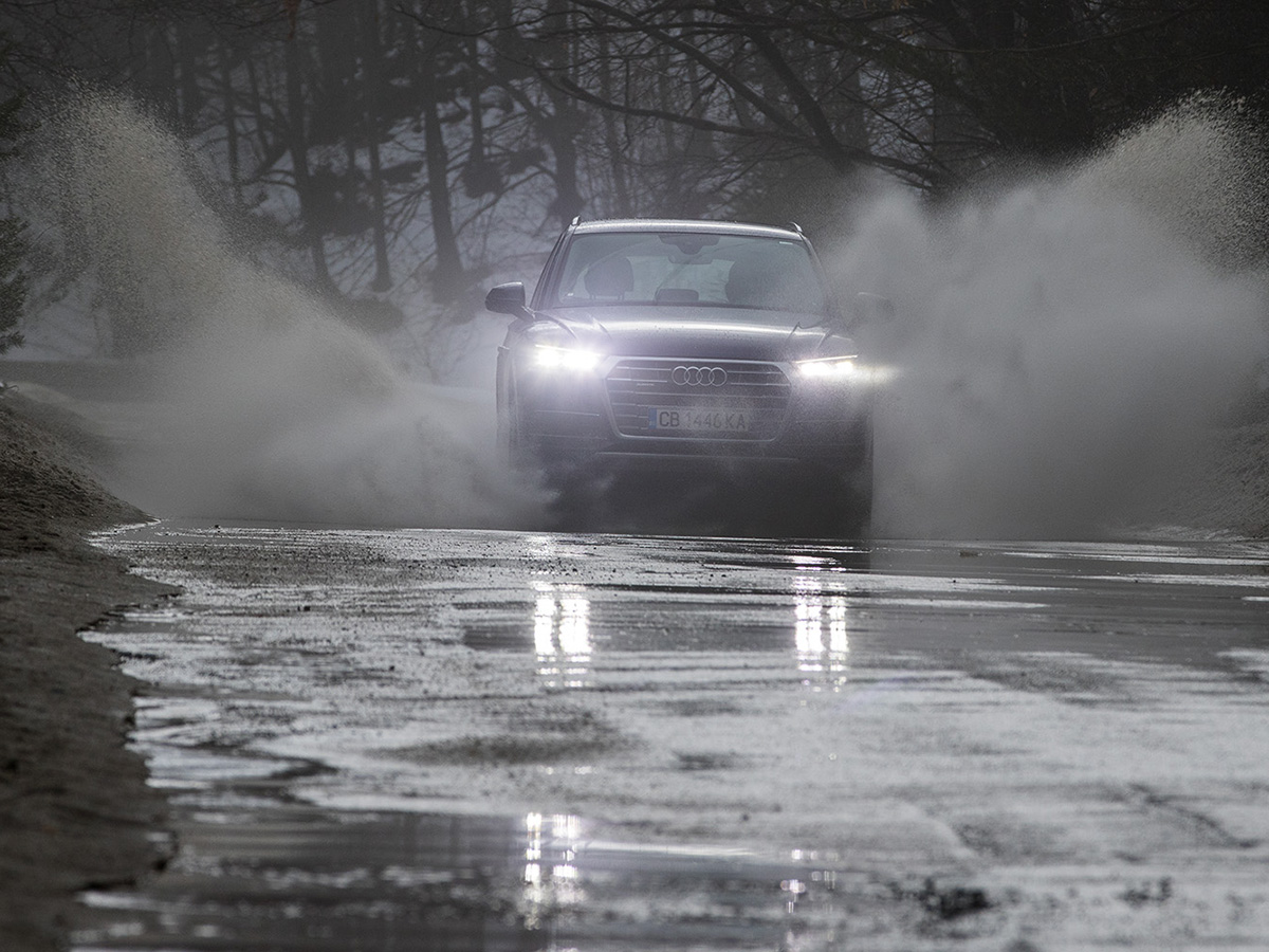 Audi Q5 е постигнал вътрешен баланс. Не е толкова огромен и крещящ като Q7, но предлага всичко най-добро от него, при това на по-ниска цена, с по-малко вътрешно пространство естествено, но вече и с въздушно окачване. И този прекрасен интериор.