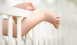 Битото 2-годишно дете остава в тежко състояние