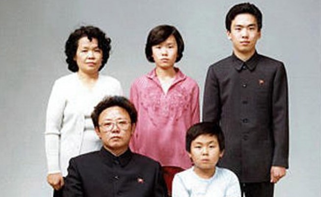  Покойният водач на Северна Корея Ким Чен-ир със фамилията си 