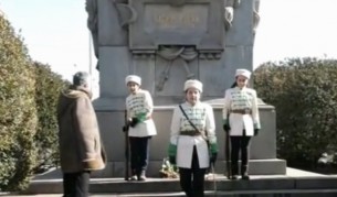 Деца на почетен караул пред паметника на Левски