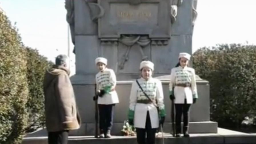 Деца на почетен караул пред паметника на Левски