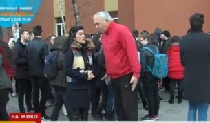 Ученици излязоха на протест заради изключен съученик