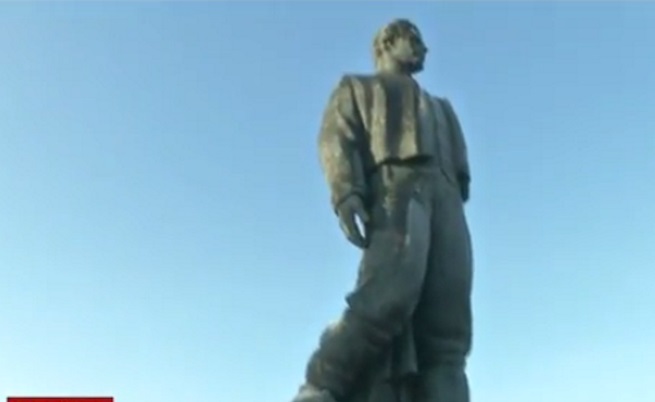 Най-големият паметник на Левски се руши
