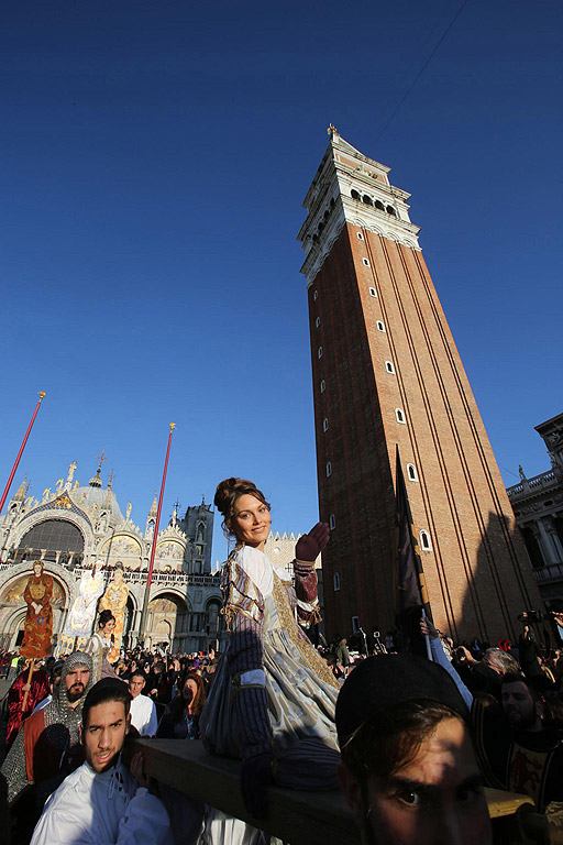 Исторически сведения за венецианския карнавал има още от 1094 г., когато на власт е бил дожа Витале Фалиер. Официално този празник се институционализира през 1296 г. В декрет на Сената на Република Венеция се съобщава, че от последния ден преди Великите пости започва карнавалът