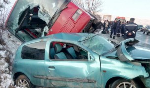 Автобус с 40 души се обърна в канавка заради друга кола