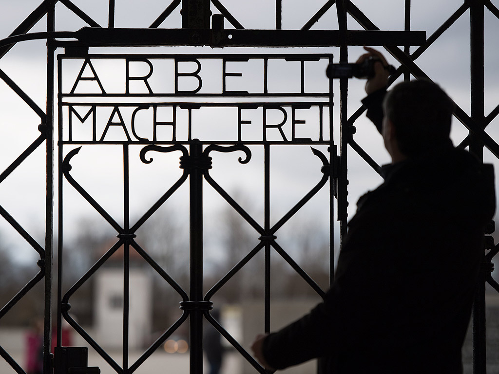 Работници показват желязната порта с надписа "Arbeit Macht frei" (Работата ще те освободи) след завръщането й в лагера Дахау, Германия. Портата бе намерена от полицията в Норвегия, две години след като бе открадната на 2 ноември 2014. Вратата ще бъде изложена на показ в музея, а на нейно място има готова реплика