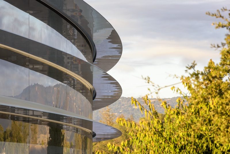 Видео разходка над огромната нова централа на Apple