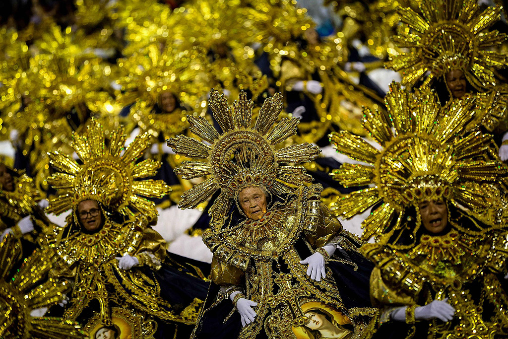 В цяла Бразилия има пищни карнавални веселия. Школите по самба дефилираха по улиците на Рио де Жанейро. Властите очакват 1 милион туристи да посетят града