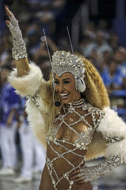 В цяла Бразилия има пищни карнавални веселия. Школите по самба дефилираха по улиците на Рио де Жанейро. Властите очакват 1 милион туристи да посетят града