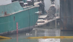 Кораб потъна наполовина в р. Дунав