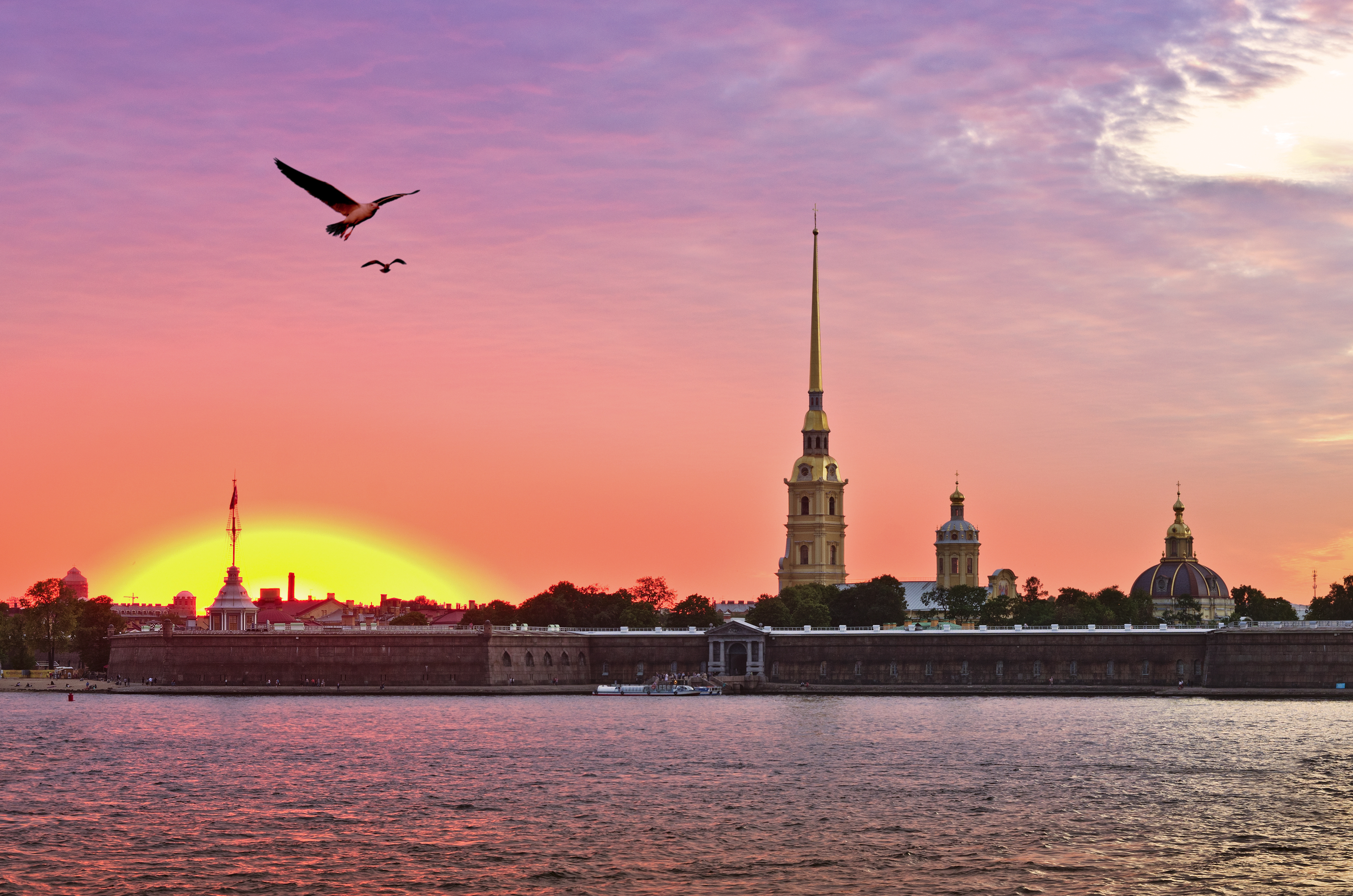 Санкт Петербург е известен още като "Венеция на Севера" заради дворцово подредените си водни пътища. Той успява да избегне нахлуването на сталинисткия архитектурен стил, а грандиозните останки от царските времена си стоят непокътнати. Изваян от островчета и от криволичещата река Нева, градът е перспектива с геометрична елегантност.