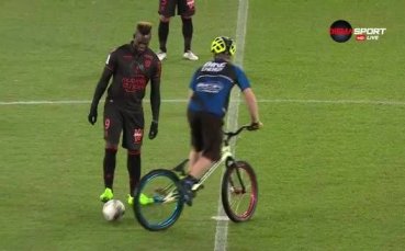 Колоездач забавлява Балотели преди Дижон - Ница