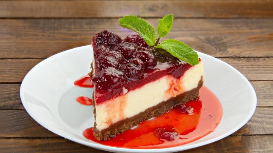 Торта с шоколад, ягоди и сметана - за истински класици
