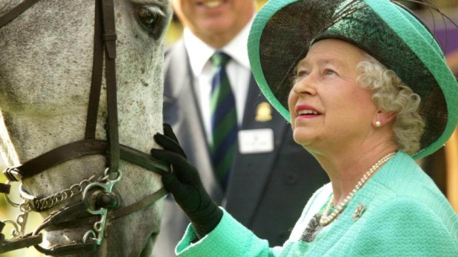 Месец преди да навърши 91, кралицата се отдаде на езда