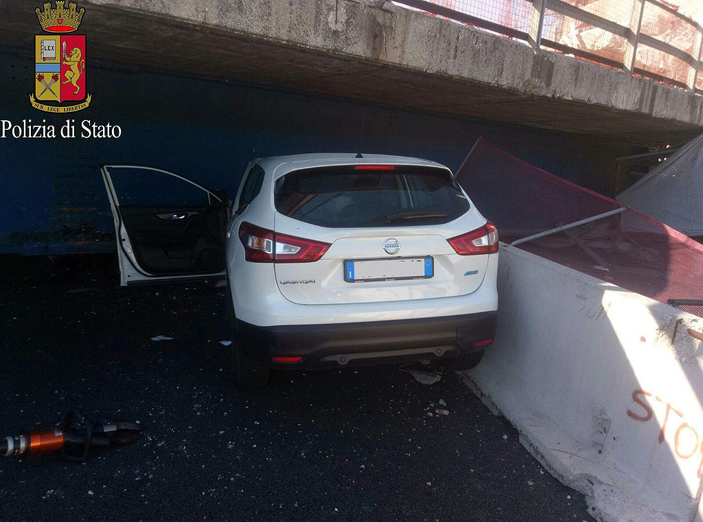 Мост се срути върху магистрала А14 в Италия, в близост до Лорето, съобщиха италиански медии. По данни на агенция ANSA има 2-ма загинали, а още двама са ранени.