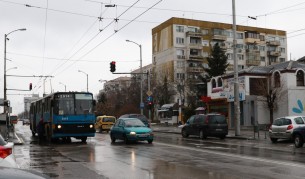 Автобус и кола се блъснаха в "Люлин", двама пострадали