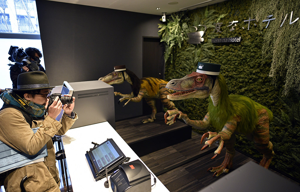 Рецепционист динозавър посреща гостите на хотел "Хен Na Hotel" или Странният Хотел, в Ураясу, източно от Токио, Япония.
