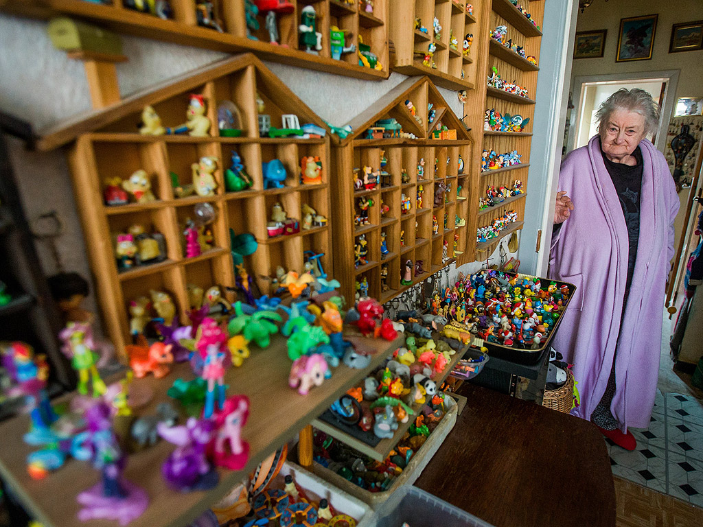 Катрин Бломен е заобиколена от колекцията си от играчки Kinder Surprise в жилищетп Брюксел, Белгия. Катрин Бломен (86-годишна) е започнала да събира играчки и плюшени мечета, когато е била на 21. Сега в нейната колекция има повече от 6000 броя играчки.