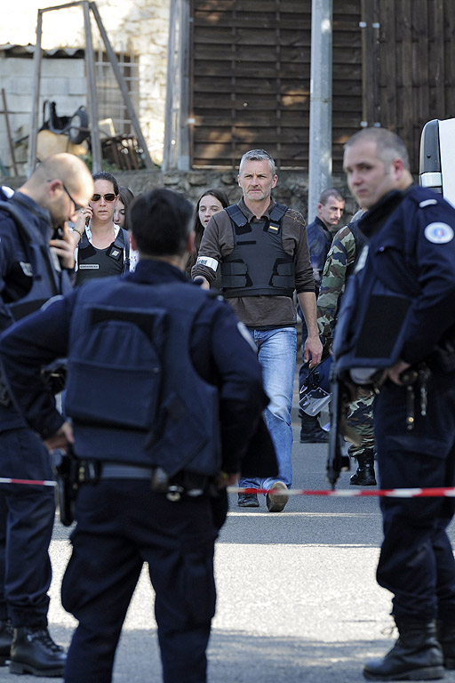 Момче с пушка, два пистолета и гранати откри стрелба във френско училище в гр. Грас. "По последни данни ранени са осем души, но са леко пострадали. Има и такива, които са в шок", посочи говорителят на вътрешното министерство в Париж Пиер-Анри Бранде.
