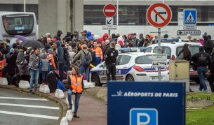 Нападателят от Париж - рецидивист, искал да умре за "Аллах"