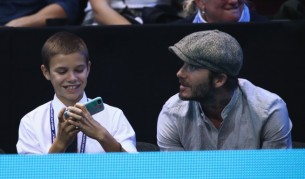 Вторият Син на Бекъм мие чаши в лондонско кафене