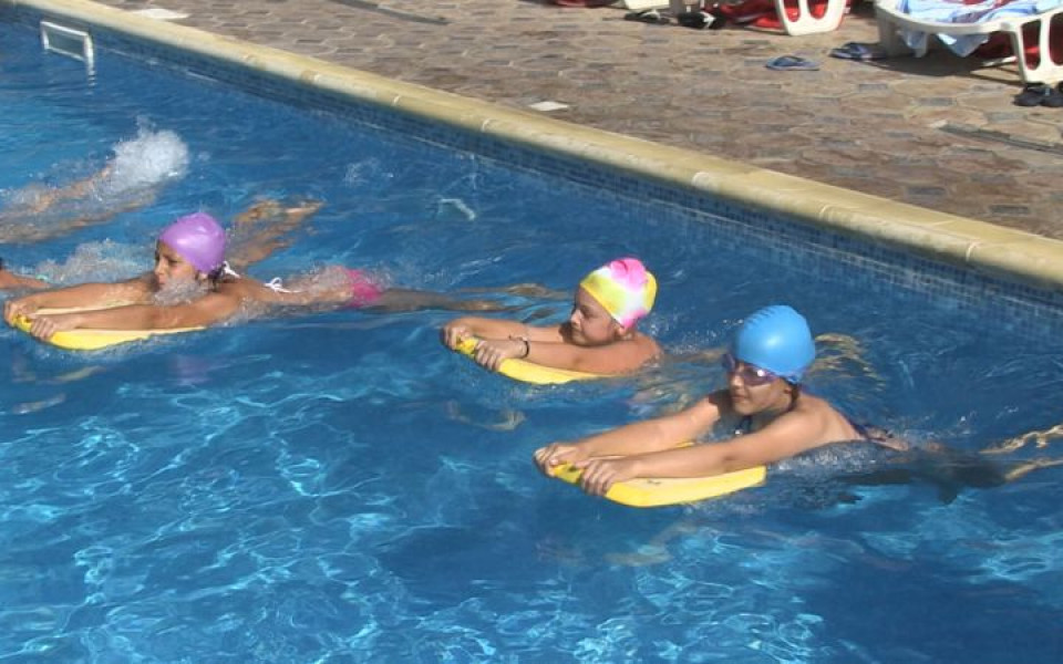 Спортното министерство отпусна 162 000 лв. по програмата „Научи се да плуваш“