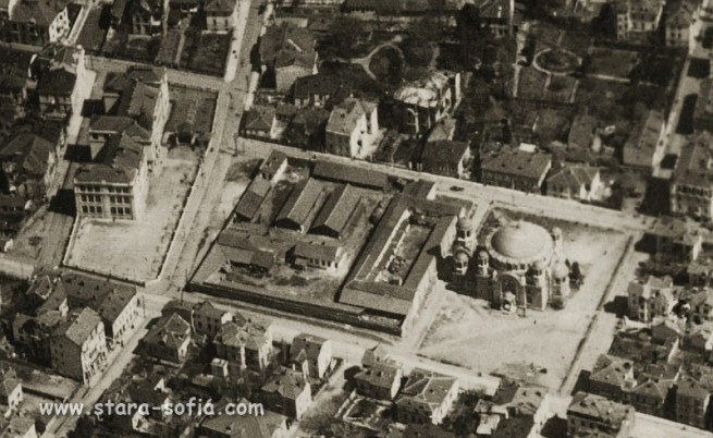 Детайл: Храмът "Свети Седмочисленици" и околното пространство със сградата на 6 ОУ "Граф Игнатиев". Градината при църквата все още липсва, на нейно място се виждат сградите на известния затвор при Черната джамия, които ще бъдат разрушени през 1926 г.
