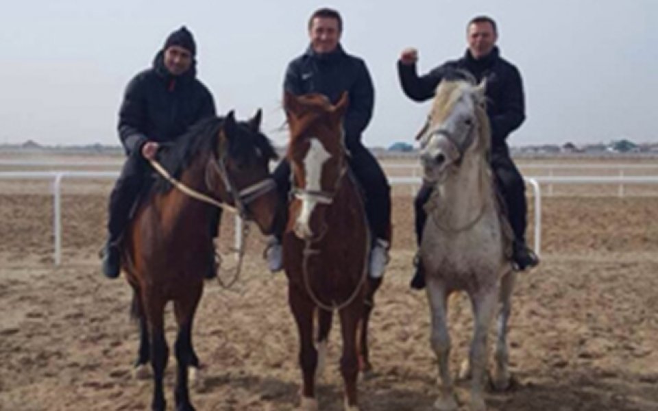 Стойчо Младенов и помощниците му яхнаха коне в Казахстан